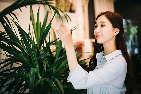 포토 JPG 식물 응시 여자 꽃 행복 화분 여유 잎 실내 관리 한명 미소 사람 상반신 20대 성인 취미 옆모습 만지기 한국인 꽃집 즐거움 성인여자한명만 국내포토 1 시선 감정 뷰포인트 모션 표정 동양인 청년 내부 상점 여자한명만 성인여자만 파일형식
