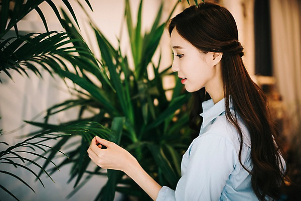 포토 JPG 식물 응시 여자 꽃 행복 화분 여유 잎 실내 관리 한명 사람 상반신 20대 성인 취미 옆모습 만지기 한국인 꽃집 즐거움 성인여자한명만 국내포토 1 시선 감정 뷰포인트 모션 동양인 청년 내부 상점 여자한명만 성인여자만 파일형식