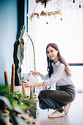 포토 JPG 전신 식물 응시 여자 꽃 행복 화분 여유 실내 관리 한명 미소 사람 앉기 20대 성인 취미 옆모습 물뿌리개 한국인 꽃집 즐거움 물주기 성인여자한명만 국내포토 1 시선 감정 뷰포인트 모션 표정 동양인 청년 내부 상점 여자한명만 성인여자만 파일형식