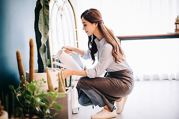 포토 JPG 전신 식물 응시 여자 꽃 행복 화분 여유 실내 관리 한명 미소 사람 20대 성인 취미 옆모습 물뿌리개 한국인 꽃집 즐거움 물주기 성인여자한명만 국내포토 1 시선 감정 뷰포인트 모션 표정 동양인 청년 내부 상점 여자한명만 성인여자만 파일형식