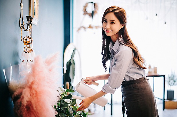 포토 JPG 식물 응시 여자 꽃 행복 화분 여유 실내 관리 한명 미소 사람 상반신 20대 성인 취미 옆모습 장미 물뿌리개 한국인 꽃집 즐거움 물주기 성인여자한명만 국내포토 1 시선 감정 뷰포인트 모션 표정 동양인 청년 내부 상점 여자한명만 성인여자만 파일형식