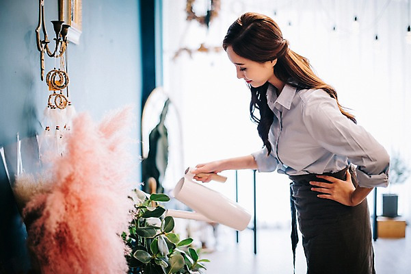 포토 JPG 식물 여자 꽃 행복 화분 여유 실내 관리 한명 사람 상반신 20대 성인 취미 옆모습 장미 한국인 꽃집 즐거움 물주기 성인여자한명만 국내포토 1 감정 뷰포인트 모션 동양인 청년 내부 상점 여자한명만 성인여자만 파일형식