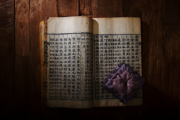 포토 JPG 스튜디오촬영 전통 전통소품 실내 선물 사람없음 책 하이앵글 갈색 보자기 고서 오브젝트 플랫레이 나무배경 국내포토 뷰포인트 컬러 백그라운드 유물 내부 플랫 파일형식 천_직물