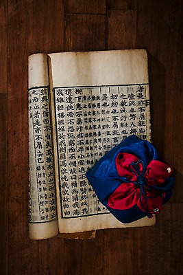 포토 JPG 스튜디오촬영 전통 복주머니 전통소품 실내 선물 사람없음 책 상자 하이앵글 갈색 보자기 고서 오브젝트 플랫레이 나무배경 국내포토 뷰포인트 컬러 백그라운드 유물 내부 플랫 파일형식 천_직물