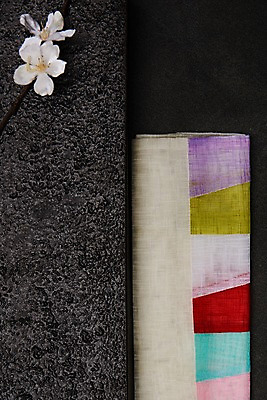 포토 JPG 스튜디오촬영 전통 검은배경 전통소품 실내 사람없음 하이앵글 검은색 벚꽃 보자기 오브젝트 색동 돌판 플랫레이 국내포토 꽃 뷰포인트 컬러 백그라운드 내부 돌_바위 플랫 파일형식 천_직물