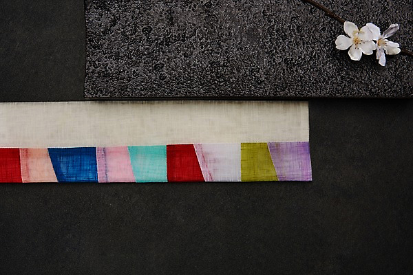 포토 JPG 스튜디오촬영 전통 검은배경 전통소품 실내 사람없음 하이앵글 검은색 벚꽃 보자기 오브젝트 색동 돌판 플랫레이 국내포토 꽃 뷰포인트 컬러 백그라운드 내부 돌_바위 플랫 파일형식 천_직물