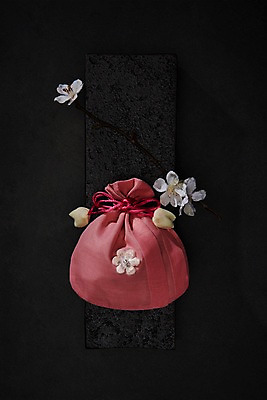 포토 JPG 스튜디오촬영 전통 분홍색 검은배경 복주머니 전통소품 실내 사람없음 하이앵글 검은색 벚꽃 오브젝트 돌판 플랫레이 국내포토 꽃 뷰포인트 컬러 백그라운드 내부 돌_바위 플랫 파일형식