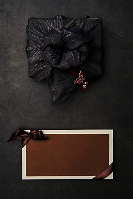 포토 JPG 스튜디오촬영 명절 리본 포장 검은배경 전통소품 실내 선물 사람없음 상자 하이앵글 검은색 보자기 오브젝트 상품권 플랫레이 국내포토 전통 기념일 뷰포인트 컬러 백그라운드 내부 플랫 파일형식 천_직물