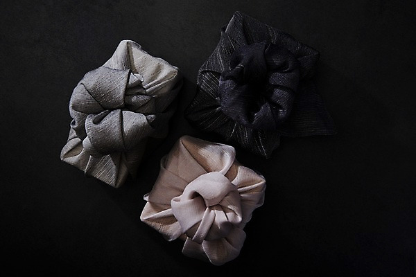 포토 JPG 스튜디오촬영 전통 명절 포장 검은배경 전통소품 실내 선물 사람없음 상자 하이앵글 검은색 보자기 세개 오브젝트 플랫레이 국내포토 기념일 뷰포인트 컬러 백그라운드 3 내부 플랫 파일형식 천_직물