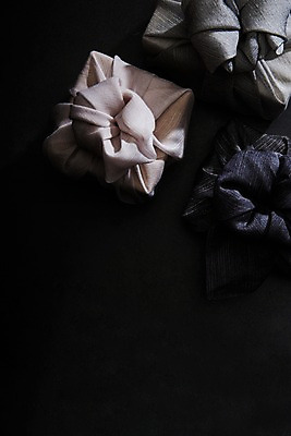 포토 JPG 스튜디오촬영 전통 명절 검은배경 전통소품 실내 선물 사람없음 상자 하이앵글 검은색 보자기 세개 오브젝트 플랫레이 국내포토 기념일 뷰포인트 컬러 백그라운드 3 내부 플랫 파일형식 천_직물