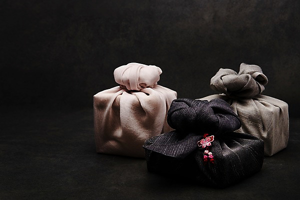 포토 JPG 스튜디오촬영 전통 명절 포장 검은배경 전통소품 실내 선물 사람없음 상자 검은색 보자기 세개 오브젝트 노리개 국내포토 기념일 컬러 백그라운드 3 내부 파일형식 천_직물