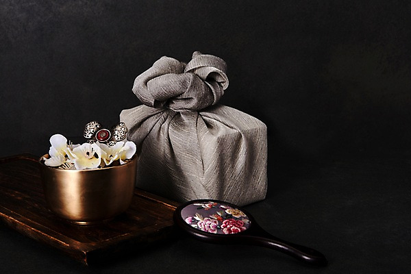 포토 JPG 스튜디오촬영 전통 그릇 명절 포장 검은배경 전통소품 실내 사람없음 상자 뷰티 검은색 벚꽃 보자기 세개 오브젝트 손거울 비녀 놋그릇 꾸미기 국내포토 식기 기념일 꽃 컬러 백그라운드 3 내부 거울 파일형식 천_직물 헤어액세사리