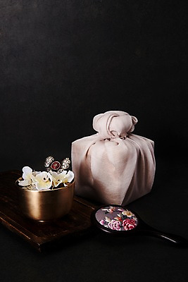 포토 JPG 스튜디오촬영 전통 명절 포장 검은배경 전통소품 실내 사람없음 상자 뷰티 검은색 벚꽃 보자기 오브젝트 손거울 비녀 놋그릇 꾸미기 국내포토 그릇 기념일 꽃 컬러 백그라운드 내부 거울 파일형식 천_직물 헤어액세사리