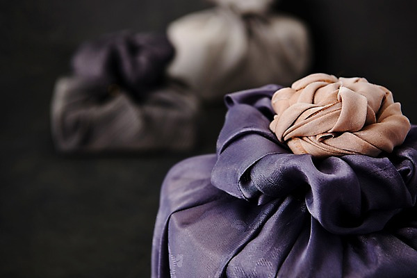 포토 JPG 스튜디오촬영 전통 명절 포장 검은배경 전통소품 실내 선물 근접촬영 사람없음 아웃포커스 상자 검은색 보자기 오브젝트 국내포토 기념일 뷰포인트 컬러 백그라운드 촬영기법 내부 파일형식 천_직물