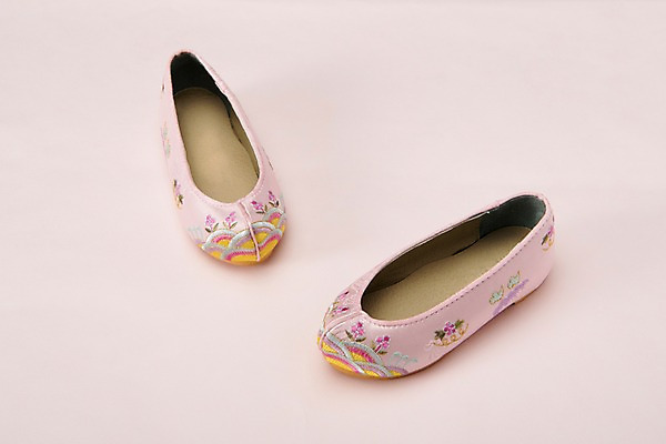 포토 JPG 스튜디오촬영 전통 명절 전통소품 실내 누끼 사람없음 오브젝트 고무신 한켤레 꽃신 꽃고무신 어린이신발 연분홍색 분홍색배경 국내포토 1 기념일 분홍색 백그라운드 신발 내부 파일형식