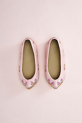 포토 JPG 스튜디오촬영 전통 명절 실내 누끼 사람없음 하이앵글 오브젝트 고무신 한켤레 꽃신 꽃고무신 어린이신발 연분홍색 플랫레이 분홍색배경 국내포토 1 기념일 뷰포인트 분홍색 백그라운드 신발 전통소품 내부 플랫 파일형식