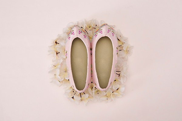 포토 JPG 스튜디오촬영 전통 명절 꽃 전통소품 실내 누끼 사람없음 하이앵글 벚꽃 오브젝트 고무신 한켤레 꽃신 꽃고무신 어린이신발 연분홍색 플랫레이 국내포토 식물 1 기념일 뷰포인트 분홍색 신발 내부 플랫 파일형식