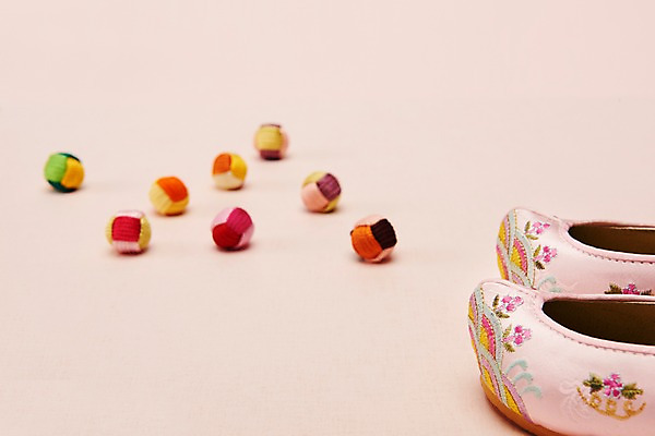 포토 JPG 스튜디오촬영 전통 명절 분홍색 전통소품 실내 누끼 사람없음 오브젝트 고무신 꽃신 공기놀이 꽃고무신 분홍색배경 국내포토 기념일 컬러 백그라운드 신발 놀이 내부 파일형식