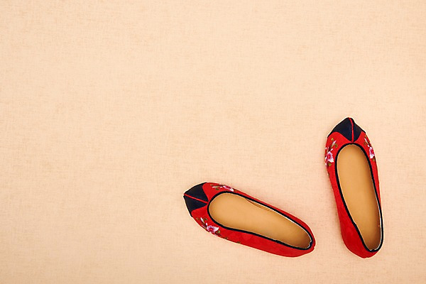 포토 JPG 스튜디오촬영 전통 명절 전통소품 실내 누끼 사람없음 빨간색 하이앵글 오브젝트 고무신 한켤레 꽃신 꽃고무신 전통신발 베이지색배경 플랫레이 국내포토 1 기념일 뷰포인트 컬러 백그라운드 신발 내부 플랫 베이지색 파일형식