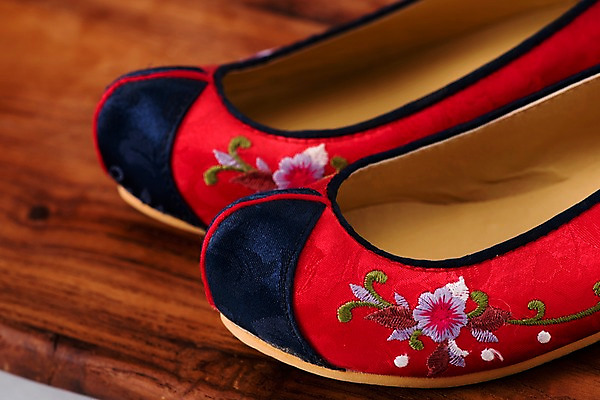 포토 JPG 스튜디오촬영 전통 명절 전통소품 실내 누끼 근접촬영 사람없음 빨간색 갈색 오브젝트 고무신 나무판자 꽃신 꽃고무신 나무배경 국내포토 기념일 뷰포인트 컬러 백그라운드 신발 내부 목재 파일형식