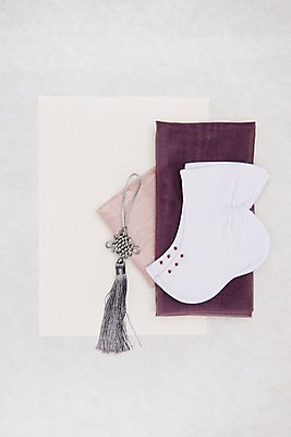 포토 JPG 스튜디오촬영 전통 명절 전통소품 실내 누끼 사람없음 하이앵글 보라색 회색 한지 오브젝트 노리개 버선 한지배경 플랫레이 국내포토 기념일 종이 뷰포인트 컬러 백그라운드 양말 내부 플랫 파일형식