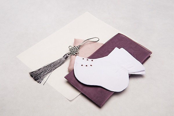 포토 JPG 스튜디오촬영 전통 명절 전통소품 실내 누끼 사람없음 보라색 회색 한지 오브젝트 노리개 버선 한지배경 국내포토 기념일 종이 컬러 백그라운드 양말 내부 파일형식