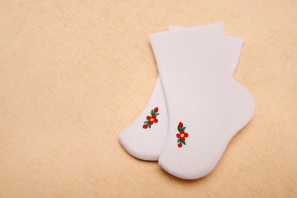 포토 JPG 스튜디오촬영 전통 명절 전통소품 실내 누끼 사람없음 하이앵글 오브젝트 버선 한지배경 베이지색 베이지색배경 플랫레이 국내포토 기념일 뷰포인트 컬러 백그라운드 양말 내부 플랫 파일형식