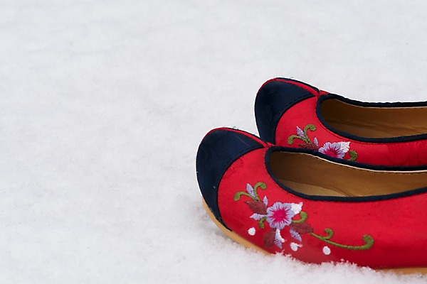 포토 JPG 주간 명절 겨울 전통소품 근접촬영 사람없음 야외 빨간색 흰색 눈 오브젝트 고무신 꽃신 꽃고무신 국내포토 자연요소 전통 계절 기념일 뷰포인트 컬러 신발 날씨 파일형식