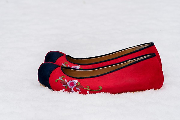 포토 JPG 주간 전통 명절 겨울 전통소품 근접촬영 사람없음 야외 빨간색 흰색 눈 오브젝트 고무신 꽃신 꽃고무신 국내포토 자연요소 계절 기념일 뷰포인트 컬러 신발 날씨 파일형식