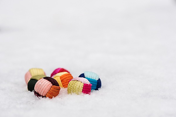 포토 JPG 주간 전통 명절 겨울 전통소품 근접촬영 사람없음 야외 흰색 눈 오브젝트 공기놀이 국내포토 자연요소 계절 기념일 뷰포인트 컬러 놀이 날씨 파일형식