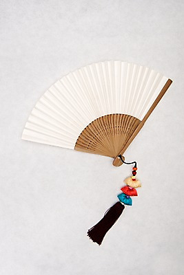 포토 JPG 스튜디오촬영 전통 명절 전통소품 실내 누끼 사람없음 하이앵글 회색 흰색 부채 오브젝트 노리개 전통부채 한지배경 플랫레이 국내포토 기념일 뷰포인트 컬러 백그라운드 내부 플랫 파일형식
