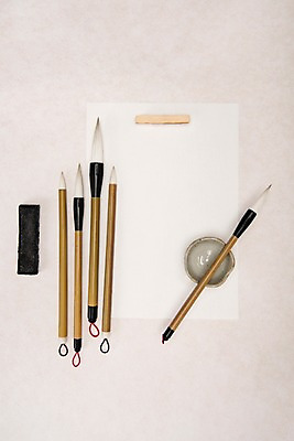 포토 JPG 스튜디오촬영 전통 서예 전통소품 실내 누끼 사람없음 하이앵글 붓 한지 오브젝트 벼루 서예용품 한지배경 문방사우 문진 서예붓 연분홍색 플랫레이 국내포토 한국전통 종이 뷰포인트 분홍색 백그라운드 문구용품 내부 진료 플랫 파일형식