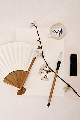 포토 JPG 스튜디오촬영 서예 실내 누끼 사람없음 하이앵글 벚꽃 먹 한지 오브젝트 전통부채 서예용품 한지배경 문방사우 서예붓 연분홍색 플랫레이 국내포토 한국전통 꽃 종이 뷰포인트 분홍색 백그라운드 문구용품 내부 붓 부채 플랫 파일형식