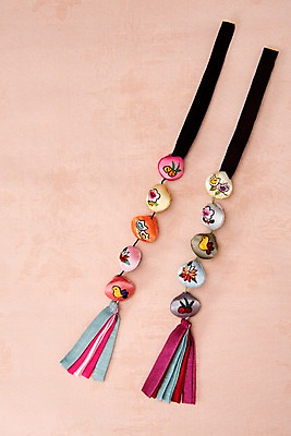 포토 JPG 스튜디오촬영 전통 명절 장신구 전통소품 실내 누끼 사람없음 하이앵글 천 오브젝트 노리개 살구색 플랫레이 분홍색배경 국내포토 기념일 뷰포인트 분홍색 컬러 백그라운드 내부 직물 플랫 파일형식