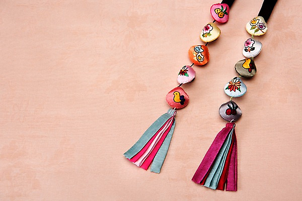 포토 JPG 스튜디오촬영 전통 명절 장신구 전통소품 실내 누끼 사람없음 하이앵글 천 오브젝트 노리개 살구색 플랫레이 분홍색배경 국내포토 기념일 뷰포인트 분홍색 컬러 백그라운드 내부 직물 플랫 파일형식