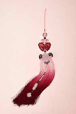 포토 JPG 스튜디오촬영 전통 명절 장신구 전통소품 실내 누끼 사람없음 하이앵글 자주색 한지 오브젝트 노리개 그라데이션 한지배경 나비문양 연분홍색 플랫레이 분홍색배경 국내포토 문양 기념일 종이 뷰포인트 분홍색 컬러 백그라운드 내부 플랫 파일형식