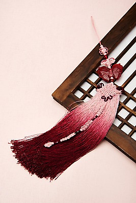 포토 JPG 스튜디오촬영 전통 명절 장신구 전통소품 실내 누끼 사람없음 하이앵글 자주색 오브젝트 노리개 그라데이션 나비문양 연분홍색 전통문살 플랫레이 분홍색배경 국내포토 문양 기념일 뷰포인트 분홍색 컬러 백그라운드 내부 플랫 문살 파일형식