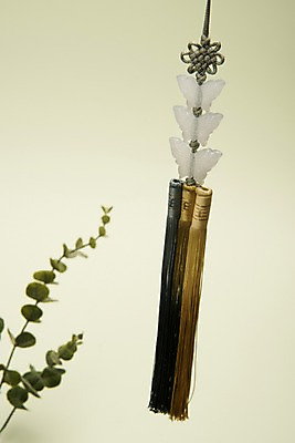 포토 JPG 스튜디오촬영 명절 장신구 전통소품 실내 누끼 사람없음 아웃포커스 초록색 연두색 하이앵글 오브젝트 노리개 나비문양 유칼립투스 플랫레이 국내포토 식물 전통 문양 기념일 뷰포인트 컬러 촬영기법 내부 플랫 파일형식