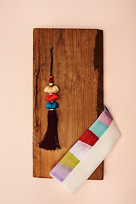 포토 JPG 스튜디오촬영 전통 명절 장신구 전통소품 실내 누끼 사람없음 하이앵글 오브젝트 노리개 색동 나무도마 베이지색배경 플랫레이 분홍색배경 국내포토 기념일 뷰포인트 분홍색 백그라운드 도마 내부 목재 플랫 베이지색 파일형식