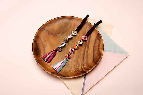 포토 JPG 스튜디오촬영 전통 명절 장신구 전통소품 실내 누끼 사람없음 하이앵글 보자기 모시 오브젝트 노리개 나무쟁반 연분홍색 분홍색배경 국내포토 기념일 뷰포인트 분홍색 백그라운드 쟁반 내부 목재 직물 파일형식 천_직물