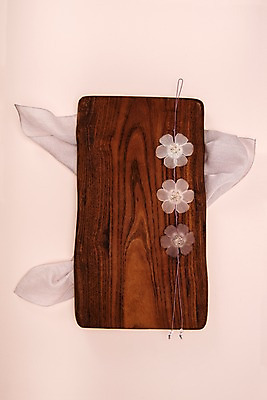 포토 JPG 스튜디오촬영 전통 명절 꽃 장신구 전통소품 실내 누끼 사람없음 하이앵글 천 오브젝트 노리개 나무도마 연분홍색 플랫레이 분홍색배경 국내포토 식물 기념일 뷰포인트 분홍색 백그라운드 도마 내부 목재 직물 플랫 파일형식