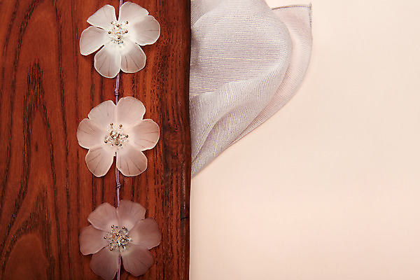 포토 JPG 스튜디오촬영 전통 명절 꽃 장신구 전통소품 실내 누끼 근접촬영 사람없음 하이앵글 천 오브젝트 노리개 나무쟁반 연분홍색 플랫레이 분홍색배경 국내포토 식물 기념일 뷰포인트 분홍색 백그라운드 쟁반 내부 목재 직물 플랫 파일형식