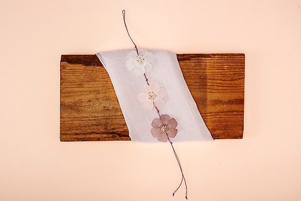 포토 JPG 스튜디오촬영 전통 명절 분홍색 장신구 전통소품 실내 누끼 사람없음 하이앵글 천 오브젝트 노리개 나무도마 베이지색배경 플랫레이 국내포토 기념일 뷰포인트 컬러 백그라운드 도마 내부 목재 직물 플랫 베이지색 파일형식