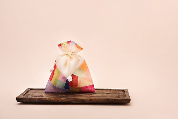 포토 JPG 스튜디오촬영 전통 명절 복주머니 전통소품 실내 누끼 사람없음 하이앵글 주머니 모시 오브젝트 색동 나무쟁반 연분홍색 플랫레이 분홍색배경 국내포토 기념일 뷰포인트 분홍색 백그라운드 쟁반 내부 목재 직물 플랫 파일형식