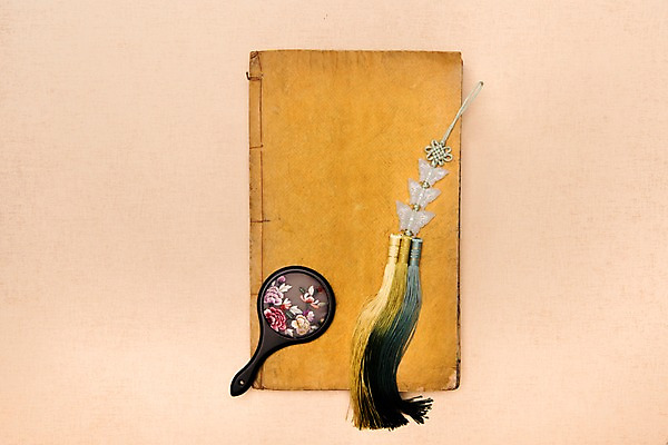 포토 JPG 스튜디오촬영 전통 명절 전통소품 실내 누끼 사람없음 하이앵글 고서 오브젝트 노리개 손거울 베이지색 베이지색배경 플랫레이 국내포토 기념일 뷰포인트 컬러 백그라운드 유물 내부 책 거울 플랫 파일형식