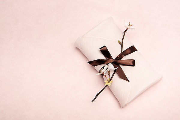 포토 JPG 스튜디오촬영 전통 명절 리본 포장 전통소품 실내 선물 누끼 사람없음 상자 하이앵글 벚꽃 천 오브젝트 퓨전 연분홍색 플랫레이 분홍색배경 국내포토 기념일 꽃 뷰포인트 분홍색 백그라운드 내부 직물 플랫 파일형식