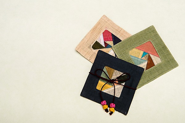 포토 JPG 스튜디오촬영 전통 명절 전통소품 실내 누끼 사람없음 초록색 연두색 하이앵글 끈 컵받침 오브젝트 오색 플랫레이 국내포토 기념일 뷰포인트 컬러 내부 플랫 받침대 파일형식