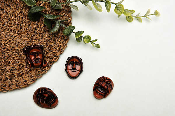 포토 JPG 스튜디오촬영 전통 명절 전통소품 실내 누끼 사람없음 초록색 연두색 하이앵글 컵받침 오브젝트 하회탈 양반탈 유칼립투스 플랫레이 국내포토 식물 기념일 뷰포인트 컬러 내부 플랫 받침대 탈 전통탈 파일형식