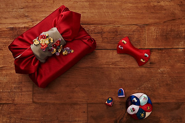 포토 JPG 스튜디오촬영 전통 명절 전통소품 실내 사람없음 하이앵글 갈색 보자기 바느질도구 바느질 바늘꽂이 오브젝트 실타래 골무 플랫레이 나무배경 국내포토 기념일 뷰포인트 컬러 백그라운드 내부 플랫 꽂이 파일형식 천_직물