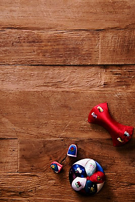 포토 JPG 스튜디오촬영 전통 명절 전통소품 실내 누끼 사람없음 하이앵글 갈색 바느질도구 바느질 바늘꽂이 오브젝트 실타래 골무 플랫레이 나무배경 국내포토 기념일 뷰포인트 컬러 백그라운드 내부 플랫 꽂이 파일형식